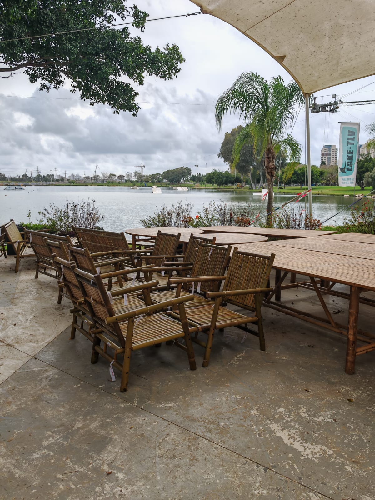 🌿 חלל מגורים אלגנטי עם אלמנטי במבוק. שקט, אלגנטי וחי בהרמוניה עם הסביבה 🎐 #עיצוב_בית #חיים_ירוקים